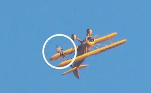 Nevjerovatan poduhvat: Tom Cruise u zraku "visio" na krilu aviona