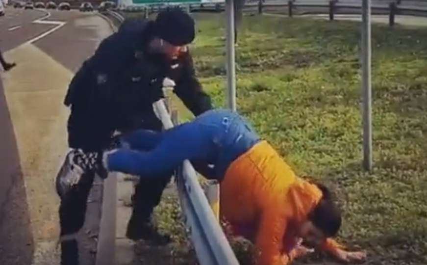 Srbijanska javnost ogorčena zbog snimke na kojoj policajac baca ženu preko bankine