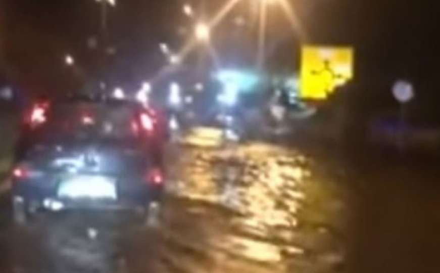 Zbog obilnih padavina otežan saobraćaj na brojnim dionicama u BiH