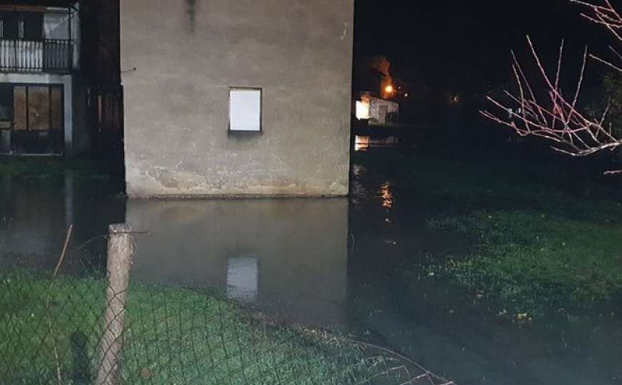 Poplava u bh. gradu, mještani očajni: Dvorišta pod vodom, molimo se da kiša prestane
