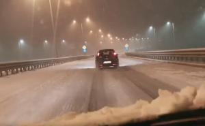 Bijeli prekrivač zabijelio ceste širom BiH: Snijeg vozačima zadaje glavobolje