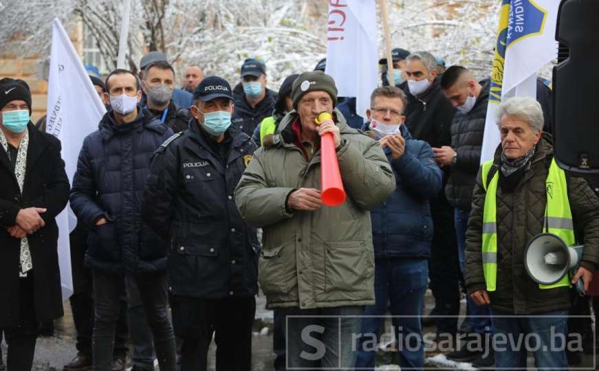 U Sarajevu počeo protest upozorenja ispred Vlade KS