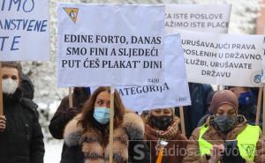 Pogledajte kako je bilo na protestima ispred Vlade KS: Ovo su njihovi zahtjevi