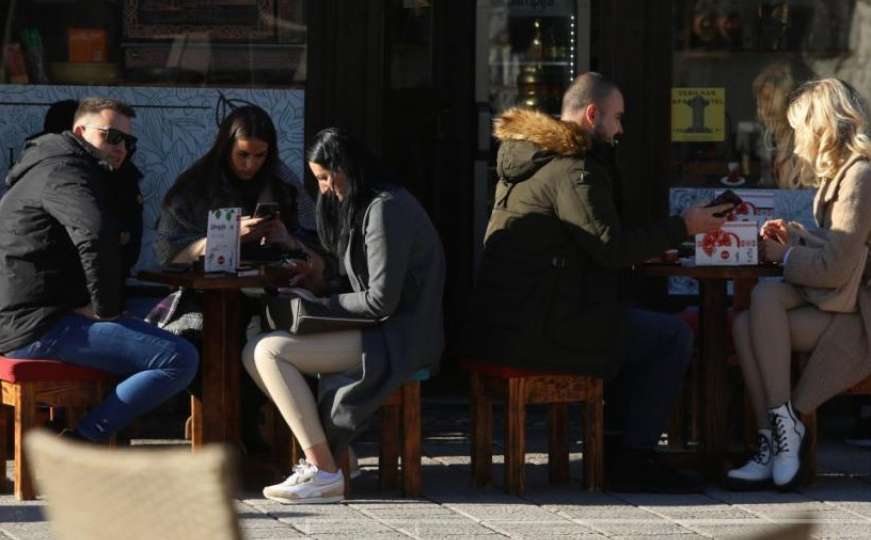 Sarajevska snježna bajka: Sunce izmamilo građane da popiju kafu u baštama kafića