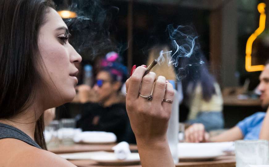 Jednostavan i neobičan trik kako se lako riješiti mirisa cigareta iz prostorija