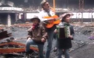 Sviraj mi, sviraj, brate, vrati me mome kraju...: Henda, Palčići i pjesma dana