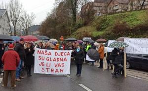 Zdravstveni radnici blokirali cestu M-17: Propuštaju samo Hitnu pomoć