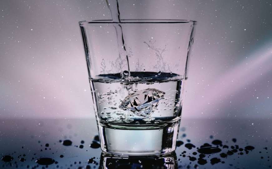 Je li štetno piti vodu koja je odstajala u čaši ili flaši preko noći ili čak duže?