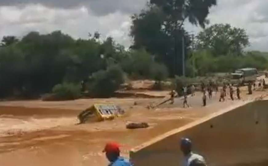 Tragedija velikih razmjera: Autobus koji je išao na vjenčanje u Keniji, sletio u rijeku