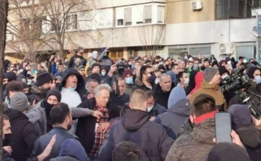 Masovna tuča na protestima u Srbiji, ima povrijeđenih