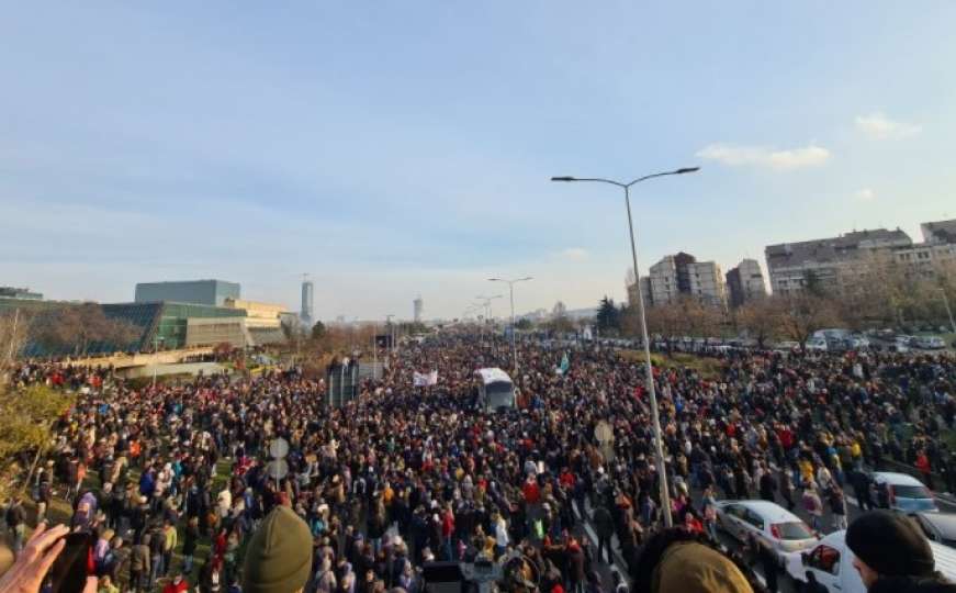 Buran vikend u Srbiji: Protesti, tuča, bakljada, hiljade ljudi blokiralo ulice...