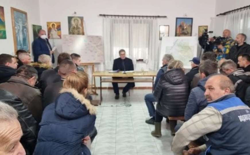 Vučić razgovarao sa mještanima: "Došao sam vas čuti, isključite mobitele"