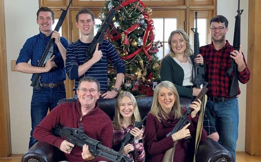 Trumpov saradnik naoružan do zuba pozirao sa porodicom ispred novogodišnje jelke