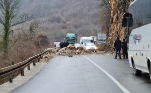 Objavljeno upozorenje za vozače u BiH: Veći odron na magistrali, udari vjetra...