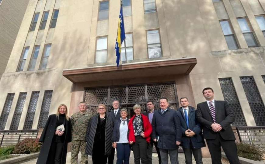 Bisera Turković posjetila bh. ambasadu u SAD-u i donijela novu zastavu BiH