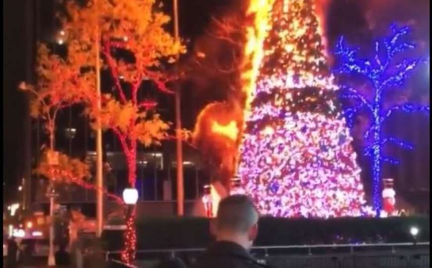 New York: Muškarac na trgu zapalio božićnu jelku, policija ga uhapsila
