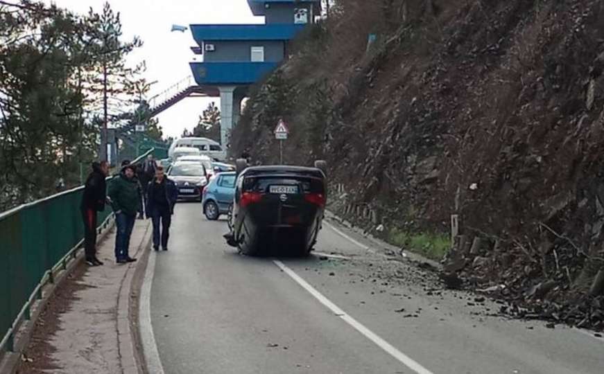 Automobil završio na krovu nakon žestokog sudara u BiH