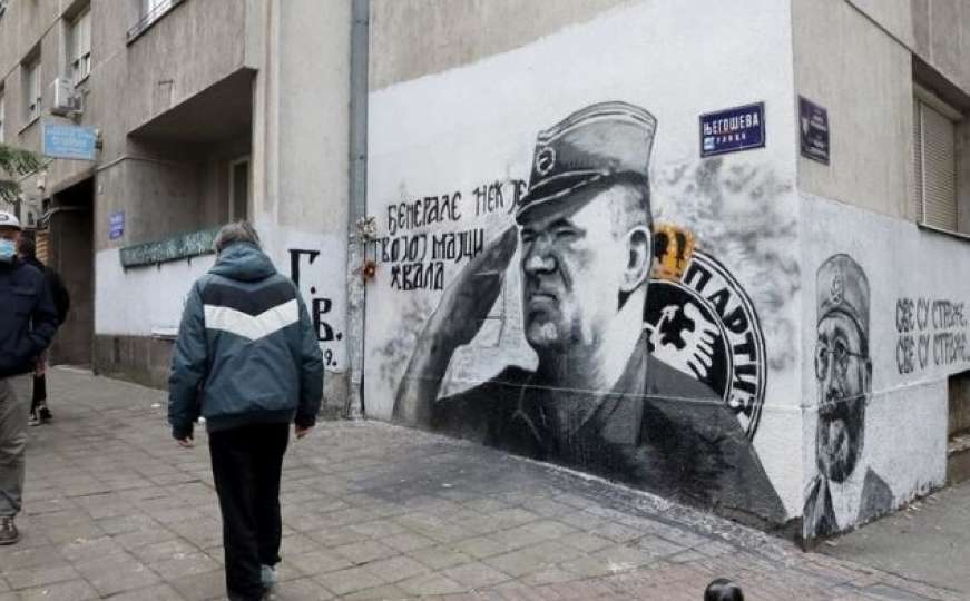 Stanari zgrade u beogradskoj ulici tražili pomoć da se skine grafit zločincu Mladiću