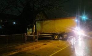 Saobraćajna nesreća u Sarajevu: Vozač kamiona u blizini osnovne škole udario dijete