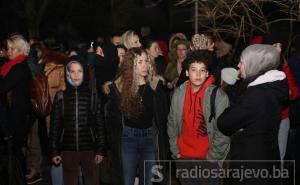Počelo mirno okupljanje iz OŠ "Aleksa Šantić" nakon tragične smrti dječaka