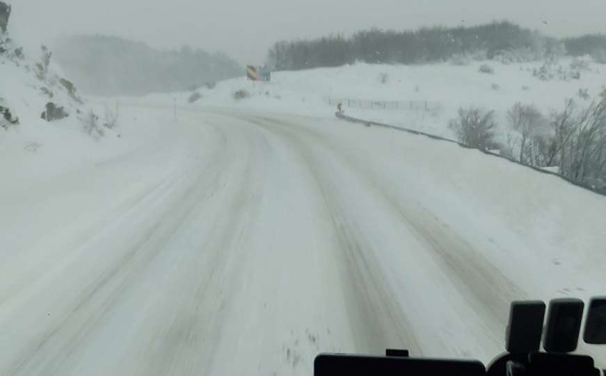 Snijeg prouzrokovao probleme mnogim vozačima širom BiH