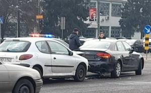 U saobraćajnoj nesreći u Sarajevu učestvovala 4 automobila, vozač prevezen na KUM