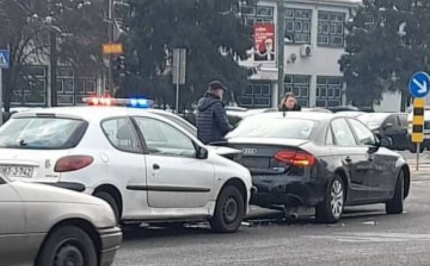 U saobraćajnoj nesreći u Sarajevu učestvovala 4 automobila, vozač prevezen na KUM