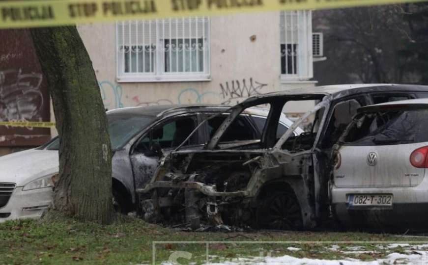 Gorjeli automobili u sarajevskom naselju - vjerovatno se radi o samozapaljenju