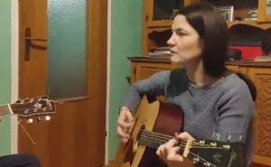 Pogledajte kako bh. političarka Jelena Trivić svira gitaru