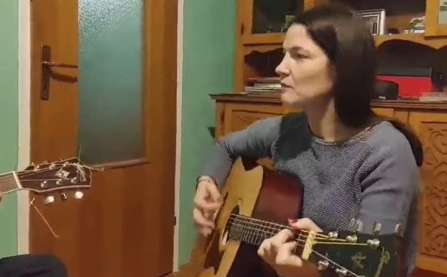 Pogledajte kako bh. političarka Jelena Trivić svira gitaru