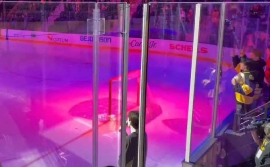 Student iz BiH otpjevao himnu SAD-a na hokejaškoj utakmici