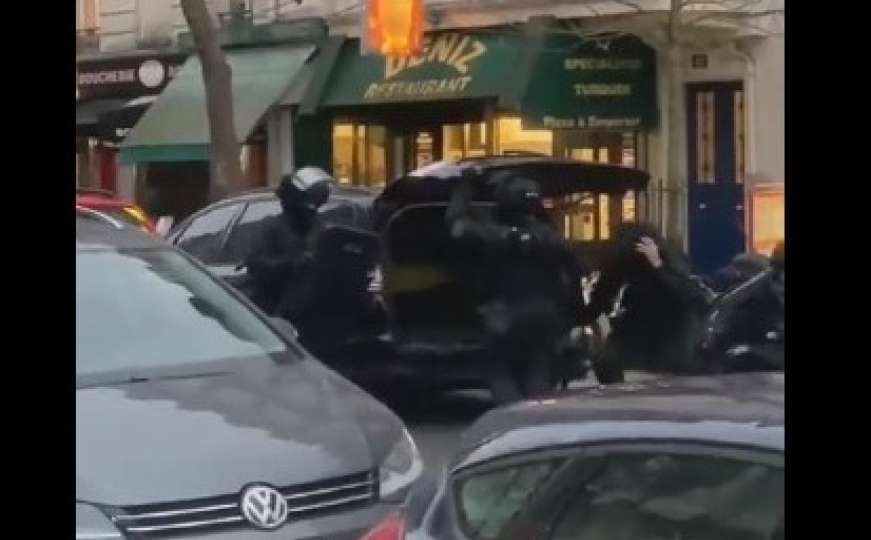 Drama u Parizu: Naoružan muškarac upao u trgovinu i drži taoce
