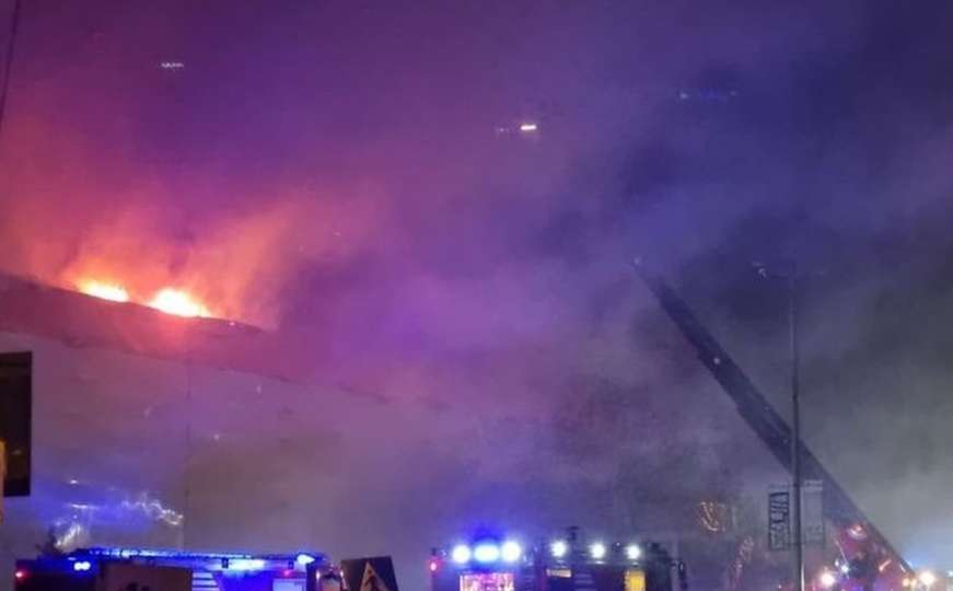 Panika u Srbiji: Veliki tržni centar izgorio u plamenu