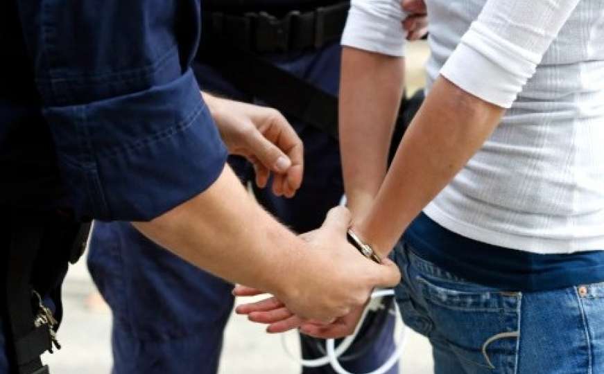 SIPA hapsila i u Mostaru: Kod muškarca pronađena mrvilica za drogu, pištolj, municija...