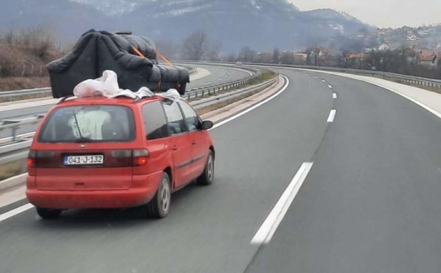 I ovo je BiH: Na krovu Forda prevozili, ni manje ni više, nego - kauč