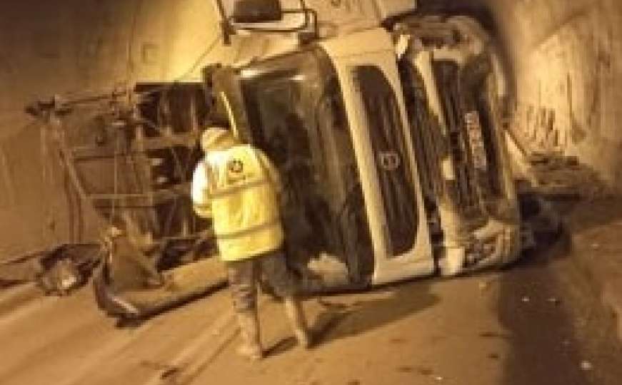 Teška nesreća u tunelu Ivan: Prevrnuo se kamion, obustavljen saobraćaj