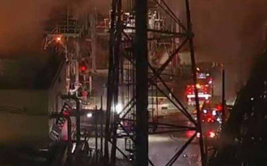 Veliki požar u rafineriji u Teksasu, povrijeđeno četvero ljudi
