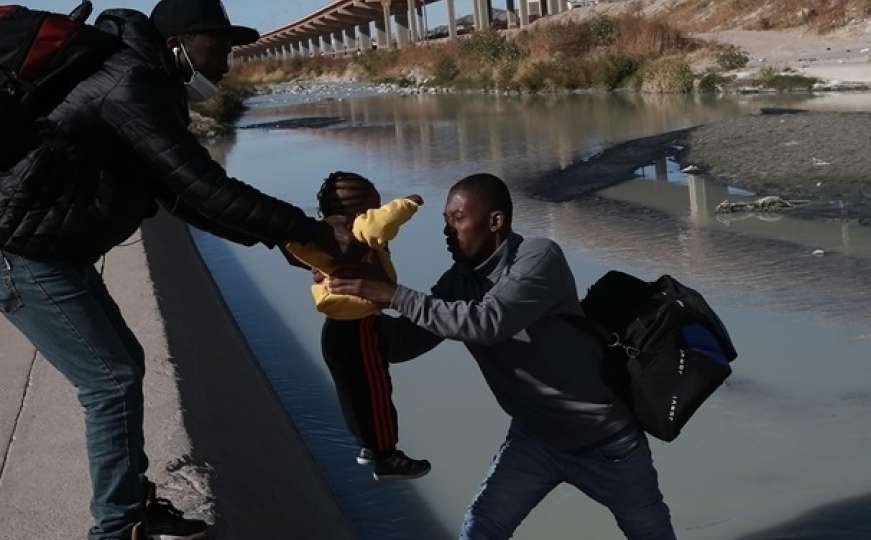 Migranti pokušavaju preći meksičku granicu i ući u SAD