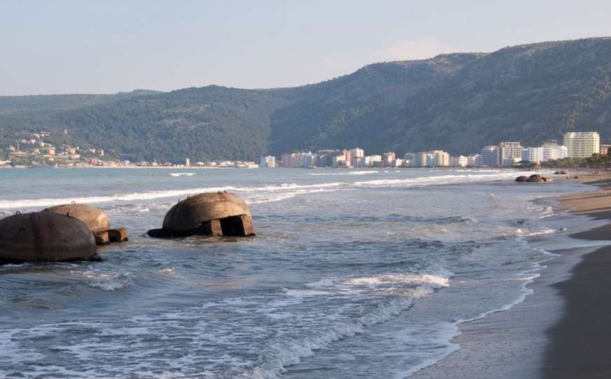 Albanske bunkere progutalo more
