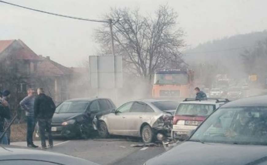 U saobraćajnoj nesreći u BiH učestvovalo više vozila, ima povrijeđenih