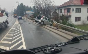 Ilidža: Automobilom sletio s ceste i probio zaštitnu ogradu 