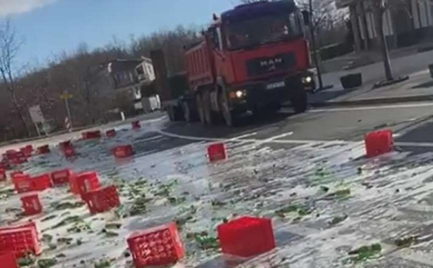 Nesvakidašnja nesreća u BiH: Iz kamiona ispala velika količina gajbi piva