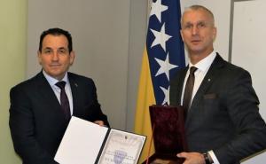 Ministru sigurnosti BiH Cikotiću uručen Zlatni reljefni policijski amblem