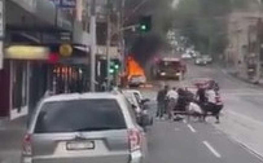 Muškarac u Australiji zapalio sebe i auto, vikao protiv COVID-potvrda