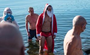U COVID odijelima u podne na Novu godinu uskočili u Jadransko more