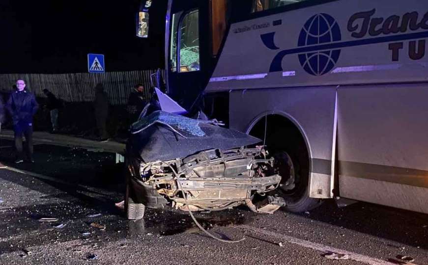 Teška saobraćajna nesreća u Ajdinovićima: Automobil završio ispod autobusa