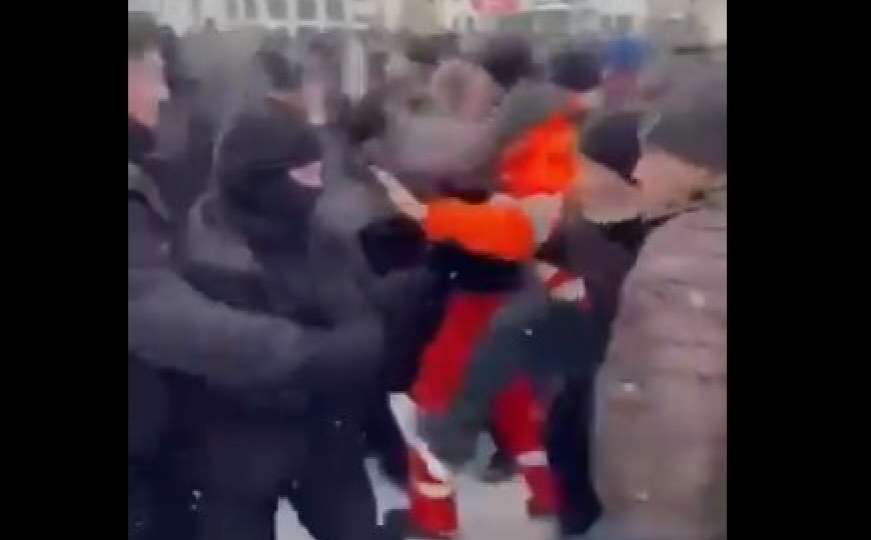 Građani i policija se pobili, haos na ledu: Najbliži saveznik Rusije u problemu