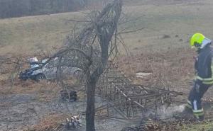 Automobil završio na livadi, intervenirali i vatrogasci