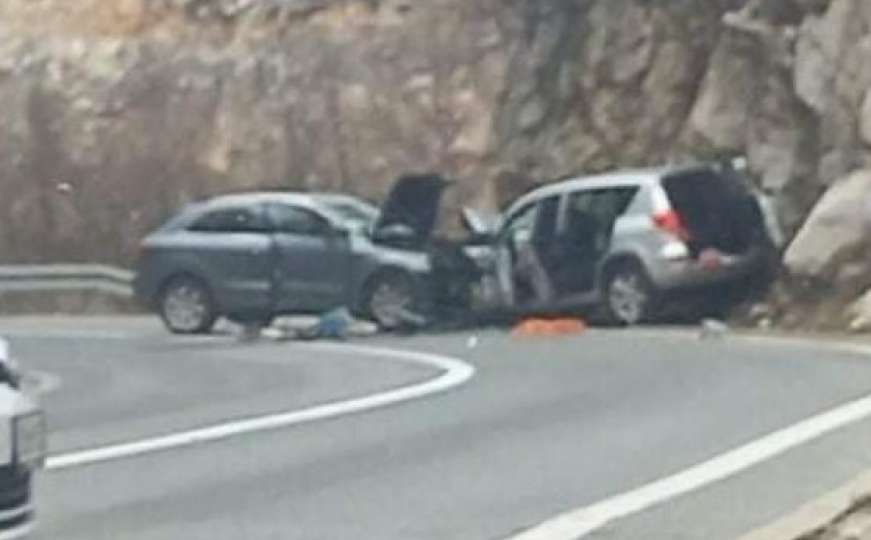 Jedna osoba poginula nakon teške saobraćajne nesreće u BiH, četvero povrijeđeno