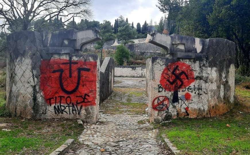 Ustaški simboli i kukasti krstovi: Ponovo oskrnavljeno Partizansko groblje